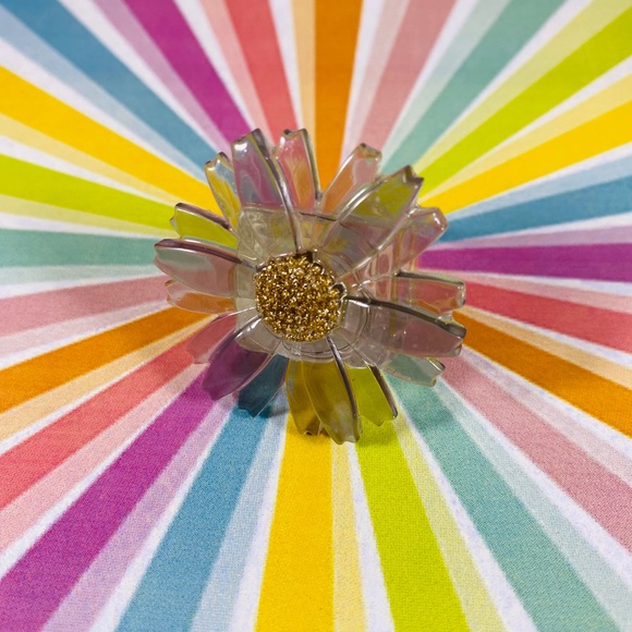 Huge clear gray & gold acrylic Pop Art Daisy festival ring size 7 - Picture 2 of 5